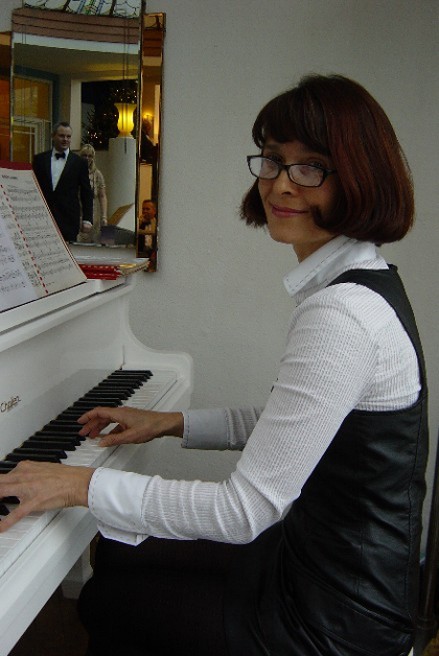 Irina Kosogova playing piano